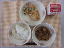 テーブルクロスに並べられたごはん・牛乳・生揚げのみそ煮・とりのてり焼き・やさい炒めの写真