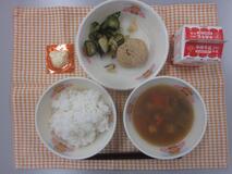 テーブルクロスに並べられたごはん・牛乳・けんちん汁・きんぴらの包み焼き・きゅうりの塩こんぶあえ・型ぬきチーズの写真