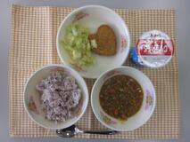 テーブルクロスに並べられた五こくごはん・はっこう乳・キーマカレー・ハートのパンプキンコロッケ・キャベツのコーンのソテーの写真