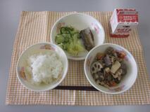 テーブルクロスに並べられたごはん・牛乳・いりどり・さんまのみぞれ煮・お好みあえの写真
