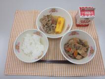 テーブルクロスに並べられたごはん・牛乳・すきやき・厚焼きたまご・れんこんのおかか炒めの写真