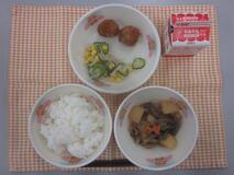 テーブルクロスに並べられたごはん・牛乳・じゃがいものふくめ煮・愛知のれんこん入りつくね・切り干しだいこんのサラダの写真