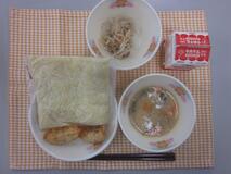 テーブルクロスに並べられた中華めん・牛乳・とんこつしょうゆラーメン・ぎょうざ・ボイルもやしの写真