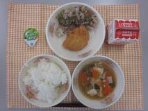 テーブルクロスに並べられたごはん・牛乳・ゆばのすいもの・とりのから揚げ・赤しそあえ・ミニゼリーの写真