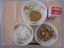 テーブルクロスに並べられたごはん・牛乳・だいこんのそぼろ煮・コーンはんぺん・粉ふきいもの写真