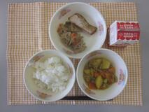 テーブルクロスに並べられたごはん・牛乳・じゃがいものインド煮・さけの塩焼き・れんこんのごま炒めの写真