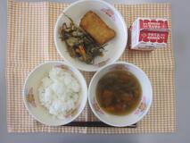 テーブルクロスに並べられたごはん・牛乳・いなか汁・ささみのうめ青じそフライ・糸切りこんぶの煮付けの写真