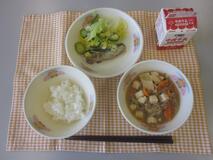 テーブルクロスに並べられたのごはん・牛乳・肉どうふ・いわしのしょうが煮・しんこあえ写真