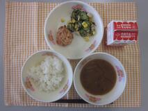 テーブルクロスに並べられたごはん・牛乳・みそ汁・とり肉のあま酢かけ・大豆とひじきのサラダの写真