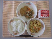 テーブルクロスに並べられたごはん・牛乳・親子煮・青じそ入りあじフライ・こまつなと油揚げのごま炒めの写真