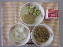 テーブルクロスに並べられたごはん・牛乳・ふ玉汁・米粉のコロッケ・切り干しだいこんのサラダの写真