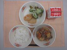 テーブルクロスに並べられたごはん・牛乳・じゃがいものそぼろ煮・うの花はんぺん・きゅうりあえの写真