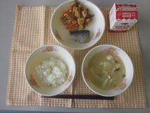 テーブルクロスに並べられたごはん・牛乳・白みそ汁・にしんの塩焼き・たけのこのピリ辛炒めの写真