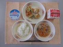 テーブルクロスに並べられたごはん・牛乳・中華スープ・ショウロンポウ・やさいのオイスターソース炒め・フローズンヨーグルトの写真