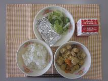 テーブルクロスに並べられたごはん・牛乳・生揚げのたまごとじ・さばの銀紙焼き・青菜あえの写真