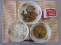 テーブルクロスに並べられたごはん・牛乳・すまし汁・キャベツ入りつくね・くきわかめの煮付けの写真
