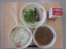 テーブルクロスに並べられたごはん・牛乳・けんちん汁・いわしのうめ煮・えだ豆の写真