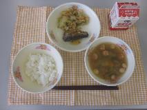 テーブルクロスに並べられたごはん・牛乳・ふ玉汁・いわしのしょうが煮・ごまあえの写真