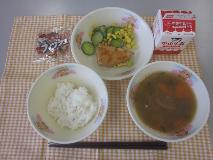 テーブルクロスに並べられたごはん・牛乳・けんちん汁・とり肉のあま酢あんかけ・夏やさいと大豆のサラダ・アーモンド小魚・ごまドレッシングの写真
