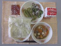 テーブルクロスに並べられた冷やし白玉うどん・牛乳・肉どうふ・ミニちくわのいそべ揚げ・赤しそあえの写真