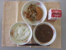 テーブルクロスに並べられたごはん・牛乳・みそ汁・ささみ青じそ梅肉フライ・れんこんのおかか炒めの写真