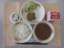 テーブルクロスに並べられたごはん・牛乳・さといものみそ汁・うさぎ型ハンバーグの青じそソースかけ・やさい炒め・月見ゼリーの写真