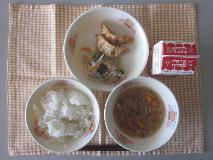 テーブルクロスに並べられたごはん・牛乳・はるさめスープ・ぎょうざ・中華サラダ・塩中華ドレッシングの写真