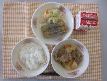 テーブルクロスに並べられたごはん・牛乳・肉じゃが・ミニちくわのいそべ揚げ・キャベツ炒めの写真