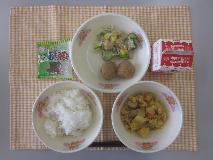 テーブルクロスに並べられたごはん・牛乳・じゃがいものたまごとじ・レバー入りつくね・切り干しだいこんのサラダ・かんそう小魚の写真