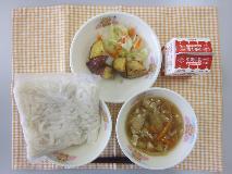 テーブルクロスに並べられ白玉うどん・牛乳・きつねうどん・大学いも・キャベツ炒めの写真