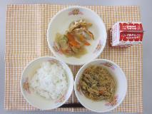テーブルクロスに並べられたごはん・牛乳・はるさめの炒め煮・ぎょうざ・だいこんのあえものの写真