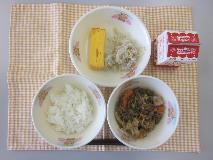 テーブルクロスに並べられたごはん・牛乳・すきやき・厚焼きたまご・もやし炒めの写真