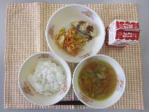 テーブルクロスに並べられたごはん・牛乳・やさいスープ・米粉のほきフライ・カラフルケチャップソテー・パックソースの写真