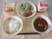 テーブルクロスに並べられたごはん・牛乳・なめこ汁・愛知県産食材入り肉団子・赤しそあえ・米粉のかぼちゃマフィンの写真