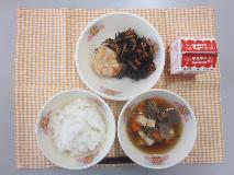 テーブルクロスに並べられたごはん・牛乳・けんちん汁・とり肉のあま酢あんかけ・ひじきの煮付けの写真