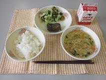 テーブルクロスに並べられたごはん・牛乳・かきたま汁・かつおのおかか煮・きゅうりあえの写真