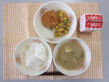 テーブルクロスに並べられたごはん・牛乳・白みそ汁・和風コロッケ・くり入りそぼろ丼の写真