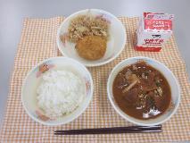 テーブルクロスに並べられたごはん・牛乳・ぶた汁・さつまいもコロッケ・切り干し大根のソース炒めの写真