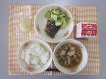 テーブルクロスに並べられたごはん・牛乳・きのこ汁・さばのみそ煮・お好みあえ・くりまんじゅうの写真