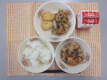 テーブルクロスに並べられたごはん・牛乳・だいこんのそぼろ煮・うの花はんぺん・れんこんのごま炒めの写真