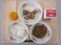 テーブルクロスに並べられたごはん・牛乳・細切りやさいの炒め煮・さといものそぼろあんかけ・みかんの写真