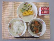 テーブルクロスに並べられたごはん・牛乳・すきやき・厚焼きたまご・切り干しだいこんのサラダ・ごまドレッシングの写真