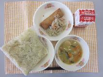 テーブルクロスに並べられたごはん・牛乳・すきやき・厚焼きたまご・切り干しだいこんのサラダ・ごまドレッシングの写真