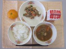 テーブルクロスに並べられたごはん・牛乳・すきやき・厚焼きたまご・切り干しだいこんのサラダ・ごまドレッシングの写真