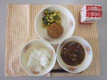 テーブルクロスに並べられたごはん・牛乳・みそ汁・和風コロッケ・ひじきと大豆のサラダ・和風ドレッシングの写真