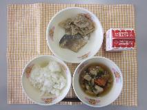 テーブルクロスに並べられたごはん・牛乳・五目汁・さばのゆずみそ煮・れんこんのごま炒めの写真