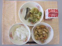 テーブルクロスに並べられたごはん・牛乳・生揚げの甘辛炒め・いわしのうめ煮・ごまあえの写真