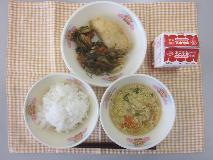 テーブルクロスに並べられたごはん・牛乳・かきたま汁・米粉のほきフライ・糸切りこんぶの煮付けの写真