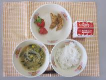 テーブルクロスに並べられたごはん・牛乳・食べたらほっとする♪ちゃんぽん風クリーミー春雨スープ・ぎょうざ・いちごの写真