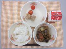 テーブルクロスに並べられたごはん・牛乳・とよ川やさいたっぷり元気になる大葉いりホイコーロー・しゅうまい・ミニトマトの写真